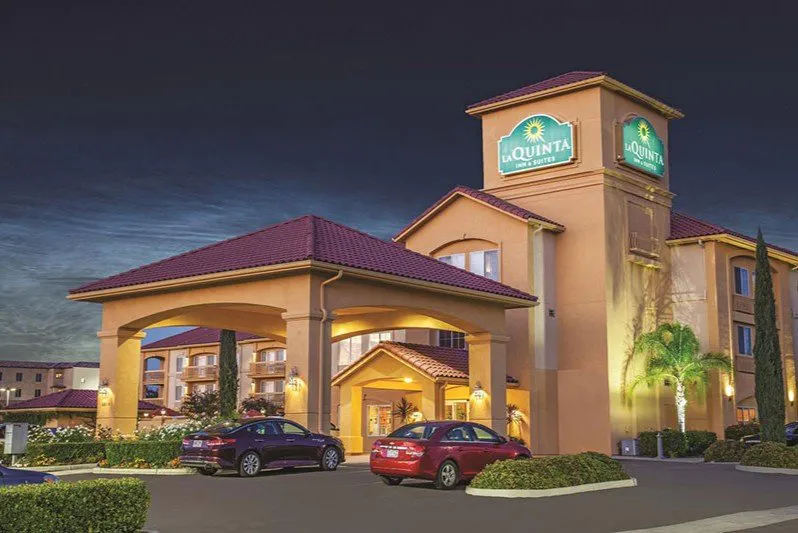 Paso Robles' La Quinta Inn and Suites at dusk