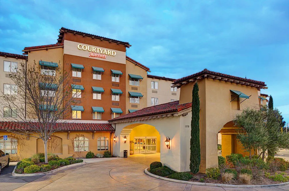 Courtyard Marriott front entrance in Paso Robles
